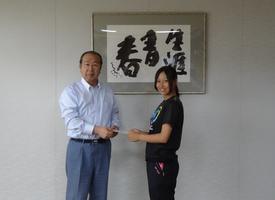 木部選手と広江町長の写真