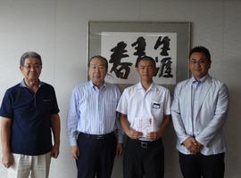 川出選手と広江町長の写真