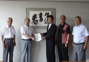体育協会の皆様と要望書を受け取る町長の写真 体育協会の皆様と要望書を受け取る町長の写真