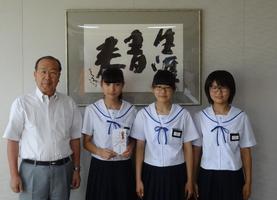 選手たちと広江町長の写真