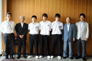 東海大会へ出場する選手の写真
