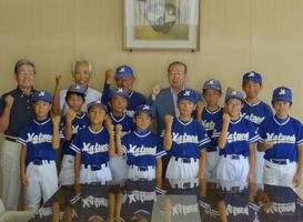 松枝野球スポーツ少年団の方々と広江町長の写真