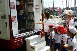 としょかんバスに乗る子どもの様子