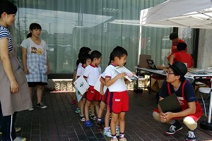 バスに乗る順番待ちをする子どもの様子