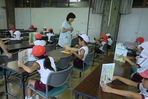 選んだ本を読む子どもの様子