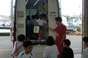 本を選ぶ子どもの様子