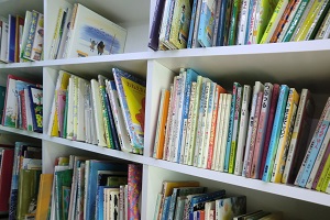 1200冊ある本の一部の画像