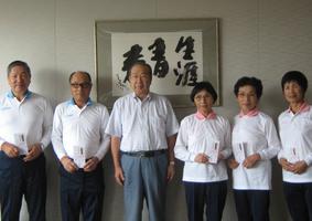 選手たちと町長の写真