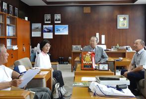 表敬訪問の様子 表敬訪問の様子