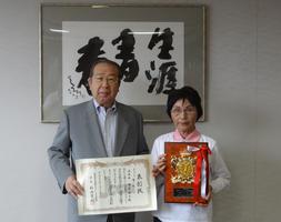 加藤選手と町長の写真 加藤選手と町長の写真