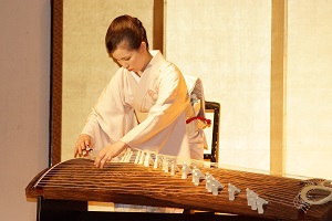 二十五絃箏を奏でる日原さんの写真