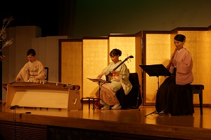 演奏する日原さん、渡部さん、松岡さんの写真