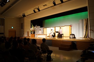 演奏に聞き入る来場者の写真