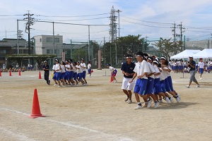 体育大会種目のムカデ競争の様子