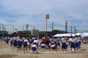 体育大会種目の玉入れの様子