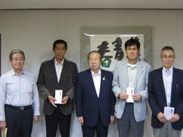 広江町長と選手たちの写真