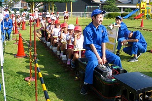 園児がミニSLに乗っている様子の写真