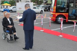 株式会社光製作所に感謝状を贈呈している写真.JPG