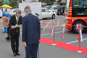 社会医療法人蘇西厚生会松波病院に感謝状を贈呈している写真.JPG