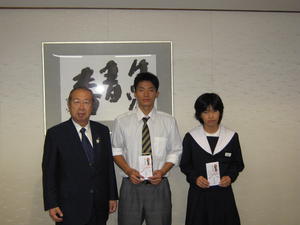 選手たちと町長の写真