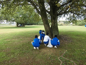 ごみを拾う中学生