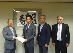広江町長より回答書を受け取る体育協会の役員の方々