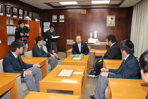 町長と面談し、新聞社の取材を受ける選手のみなさん