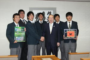 町長と選手の方々の写真