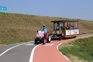 馬車でサイクリングロードを巡る様子