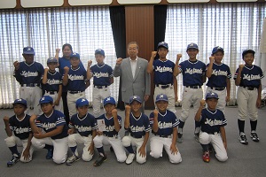 松枝野球スポーツ少年団の方々と広江町長の写真