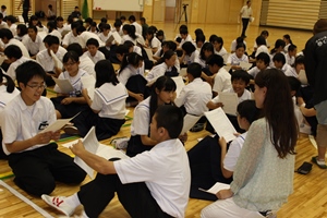 ペアになり音読