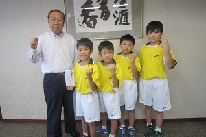 リバースの選手の皆さまと広江町長の写真