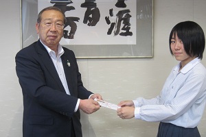 山川千尋さんと広江町長の激励会の様子