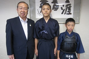 西松くんと山川くんと広江町長の激励会の様子