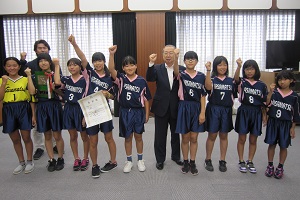 笠松ハンドボールスポーツ少年団の皆さんと広江町長の写真