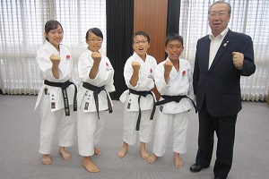 空手スポーツ少年団の皆さんと広江町長の写真