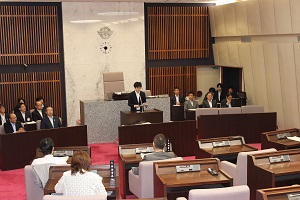 議場での洋上研修報告会の様子１