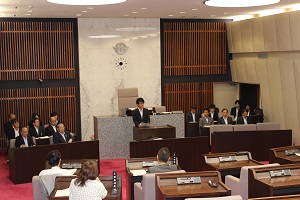 議場での洋上研修報告会の様子２