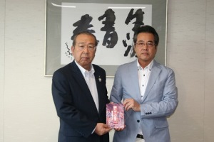 本を寄贈された高須潔さんと町長