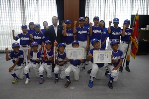 松枝野球スポーツ少年団の皆さんと広江町長の写真