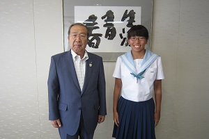 齊尾選手と広江町長の写真