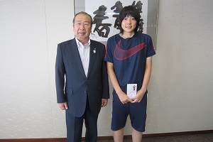加藤選手と広江町長の激励会の様子