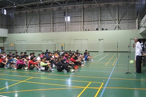 バドミントン大会の開会式の様子