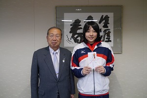 加藤選手と広江町長の写真