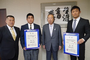 鈴木選手と長野選手と柴田監督と広江町長の写真
