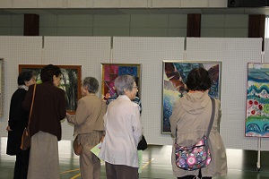 美術展を楽しむ人々の様子