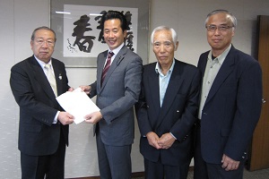 広江町長より回答書を受け取る体育協会の役員の方々