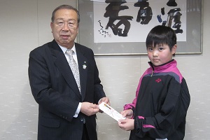 尾藤くんと広江町長の激励会の様子