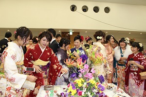 懐かしい友人と語り合う新成人