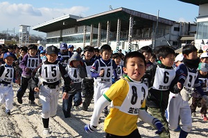 小学4年生以下の部スタートの様子